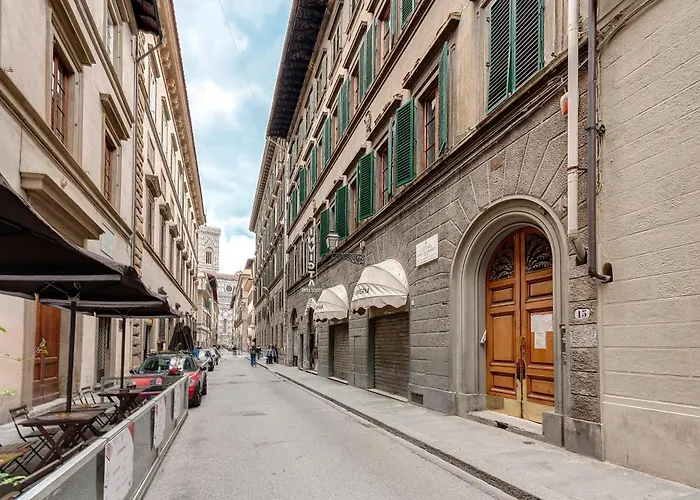 David & Buonarroti Apartments By Mamo Florence